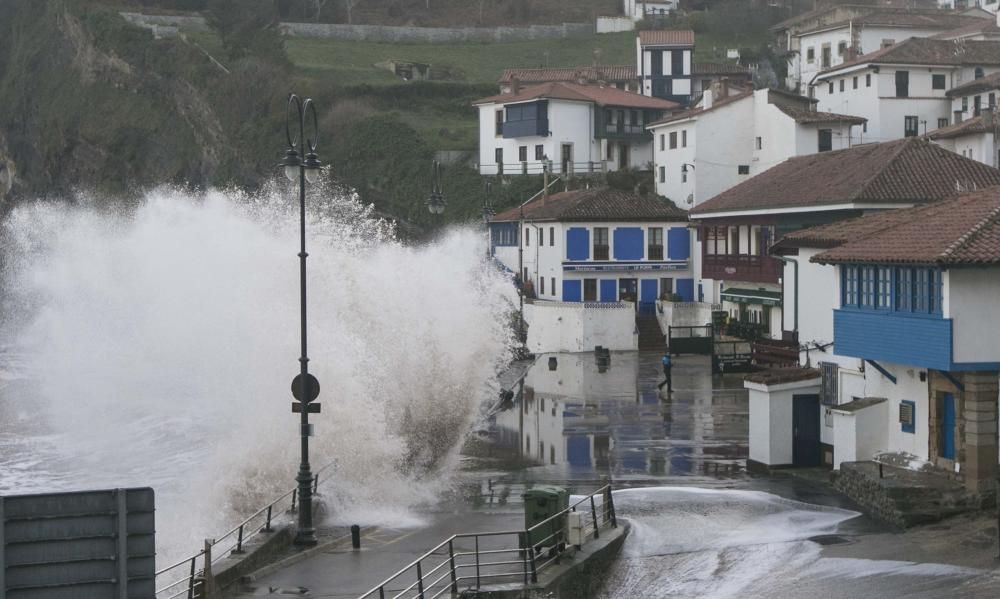 Oleaje en Tazones