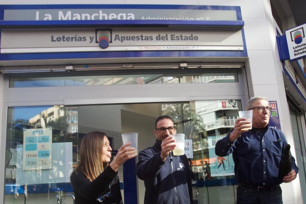 La administración de Loterías La Manchega de Alicante vende parte del segundo premio del sorteo de El Niño