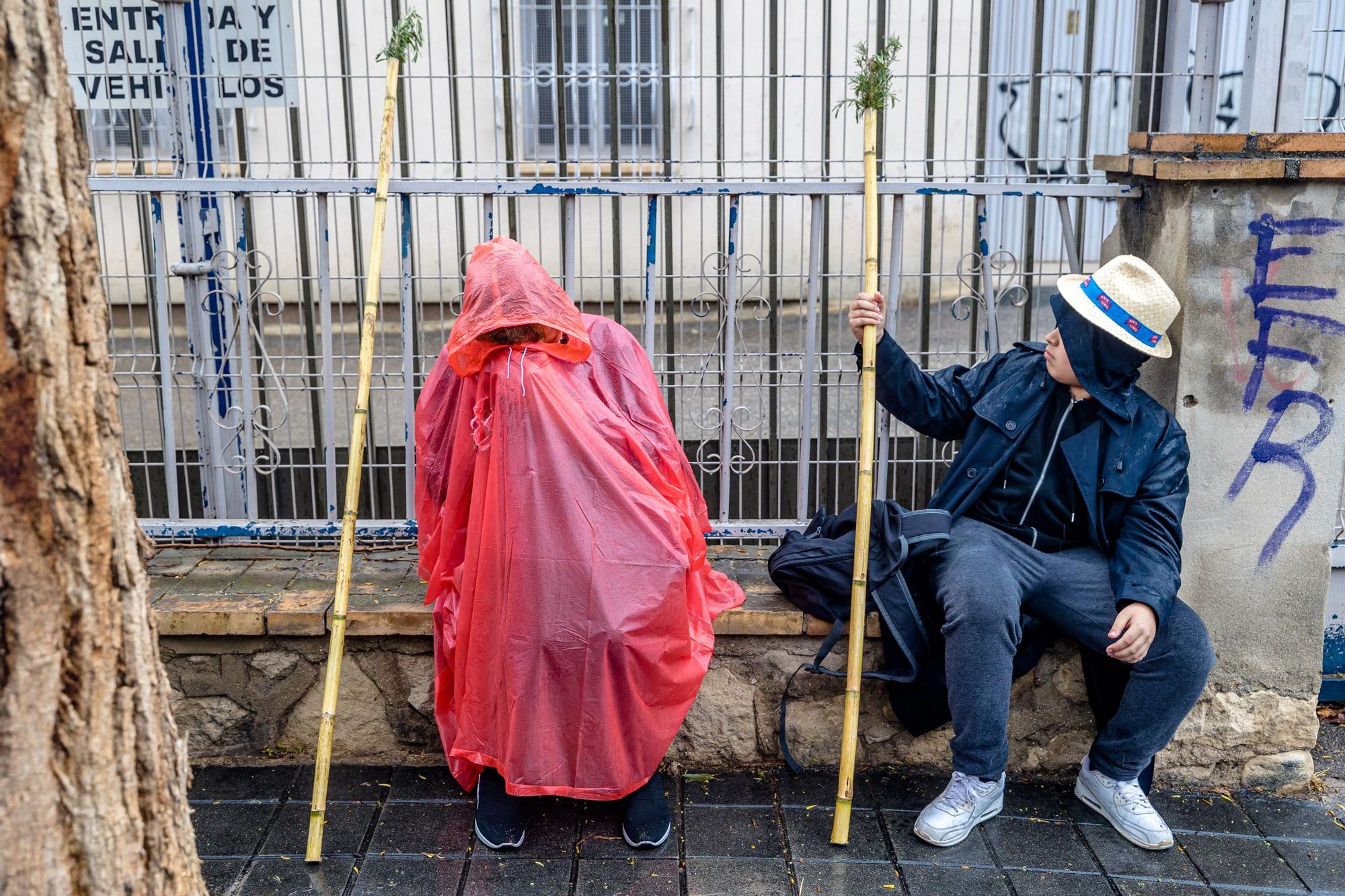 La Policía Local ha estimado una asistencia de cerca de cien mil peregrinos que han acudido a la Santa Faz. Un tercio de los 300.000, que siempre según el Ayuntamiento, hicieron la Santa Faz en 2019, la última edición antes de la pandemia.