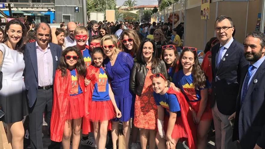 La consejera de Educación, Adela Martínez-Cachá, junto a una niñas vestidas de superheroínas.