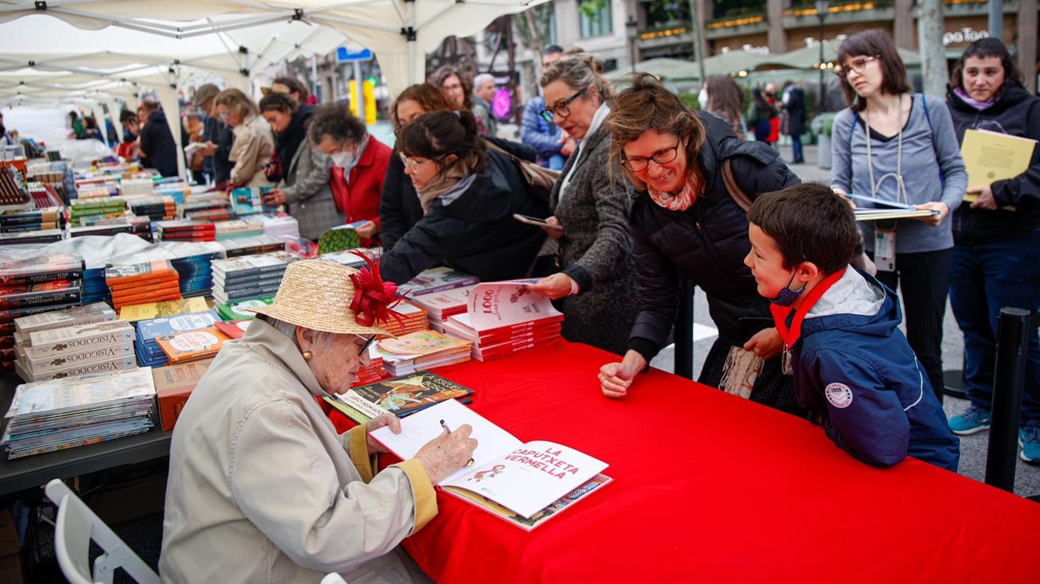 Sant Jordi Pilarin Bayès  firmant libres a passeig de gracia