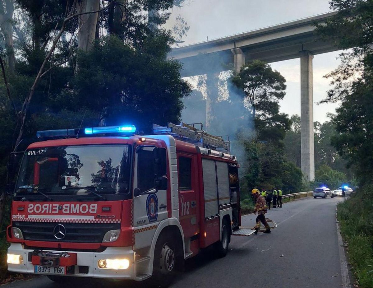 Bomberos y fuerzas del orden, en el lugar del siniestro. | FdV