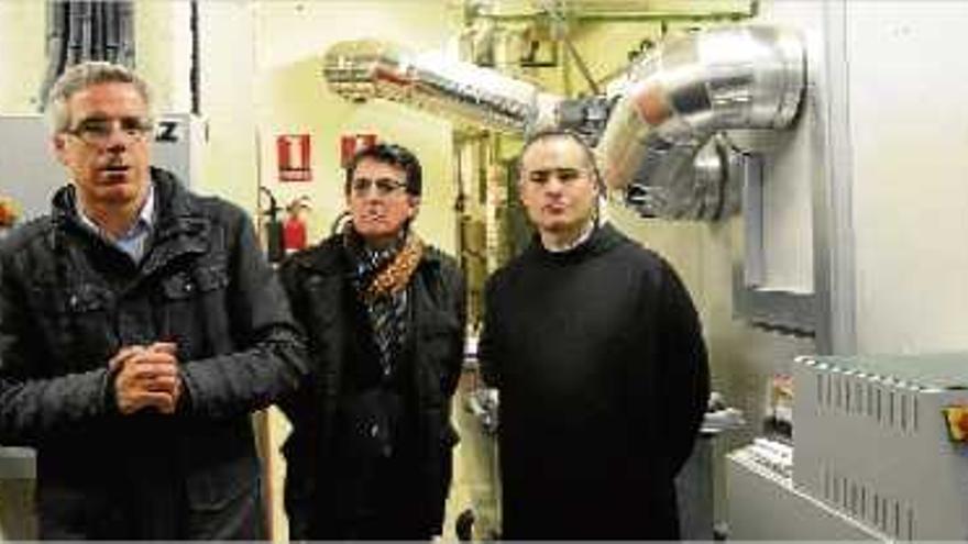 Enric Ros (enginyer), Xavier Aparicio (gerent del Patronat) i Manel Gasch (majordom) a les instal·lacions