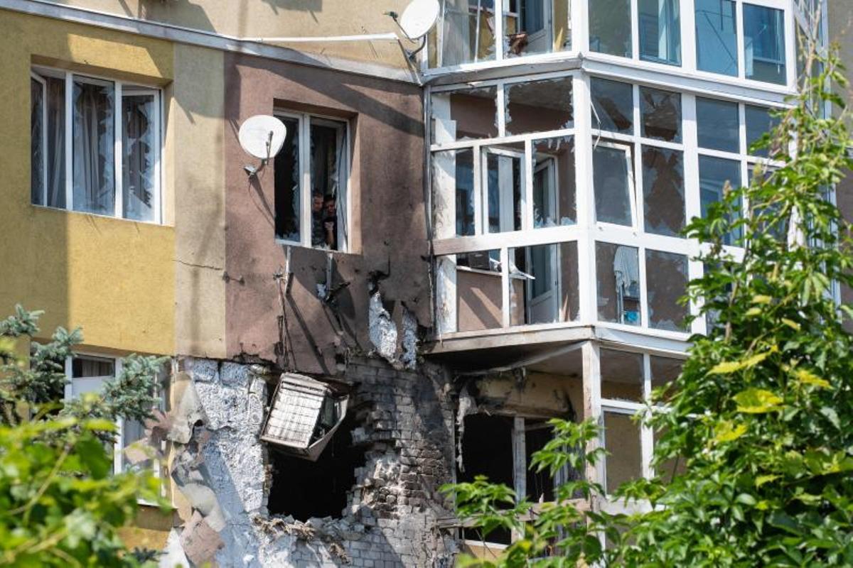 Los voluntarios entregan alimentos a los residentes locales en un área inundada, en medio del ataque de Rusia a Ucrania, en Kherson