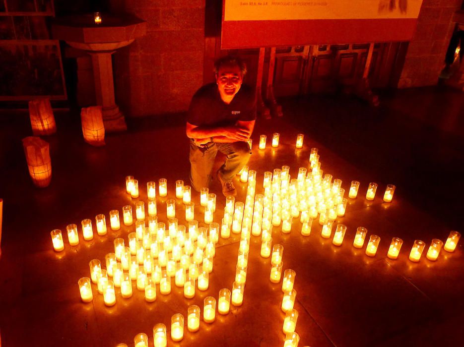 Sis mil espelmes il·luminen l''església de Sant Pere per celebrar el mil·lenari