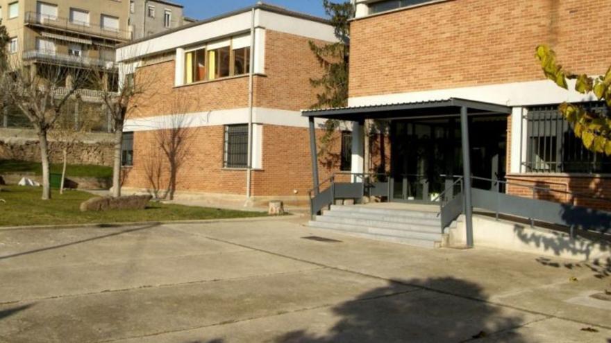 L’AMPA de l’institut escola de Balsareny recull signatures per reclamar millores al pati