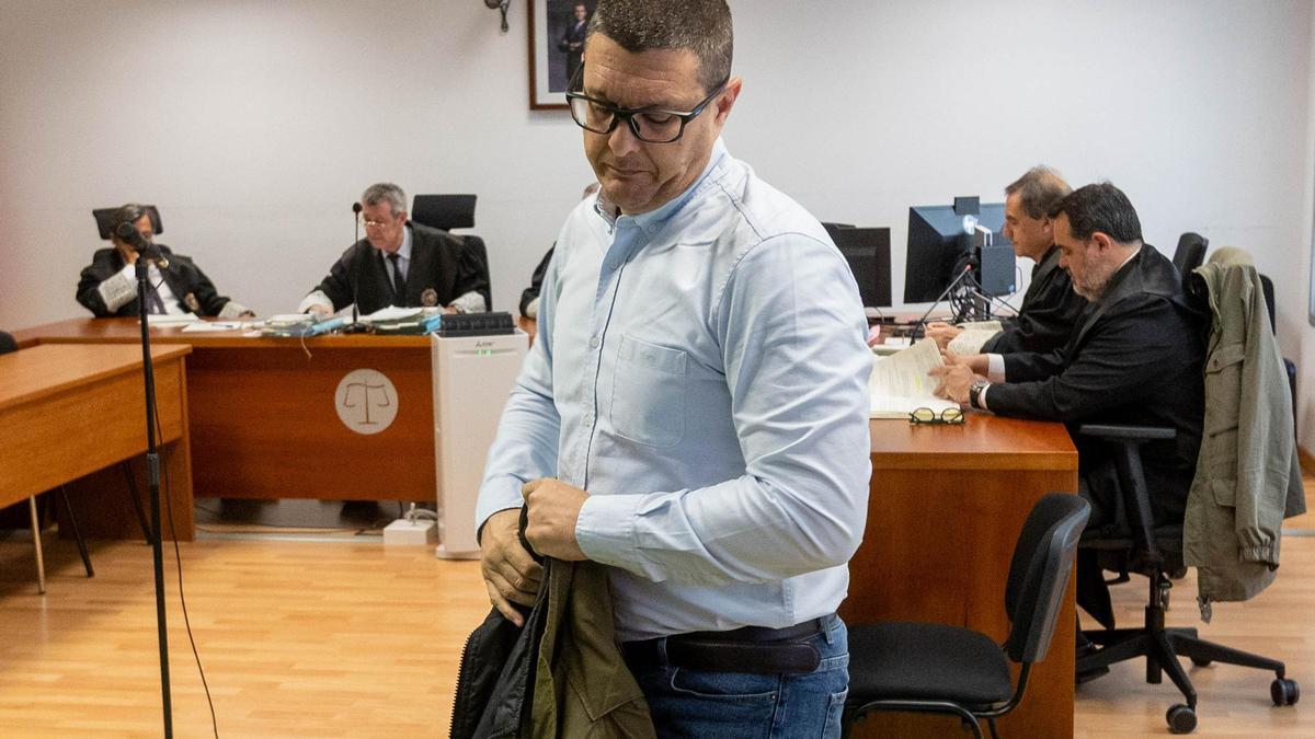 El acusado en la sala de vistas momentos antes de que empezara el juicio.