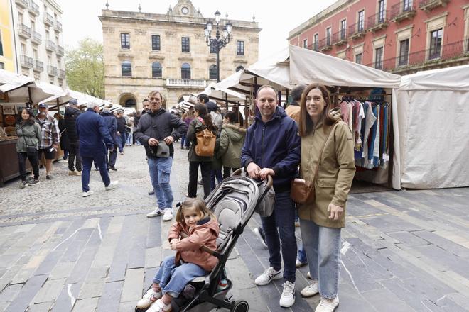 Los turistas inundan plazas y bares en el inicio del puente: "Gijón engancha" (en imágenes)