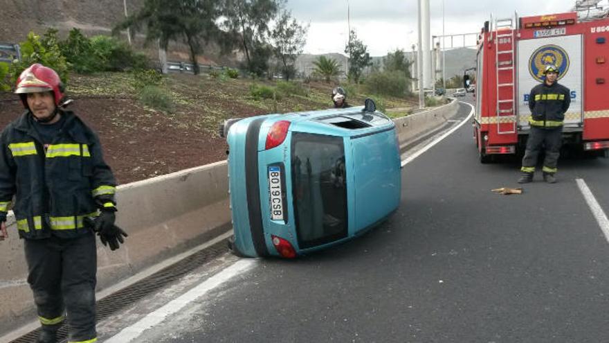 El turismo que volcó ayer a la altura de la potabilizadora.