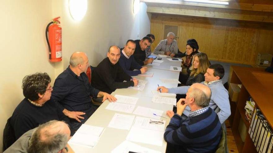 Miembros de la comisión con el concejal de Educación, Xoán Carlos Chillón (BNG), abajo a la derecha. // G.N.