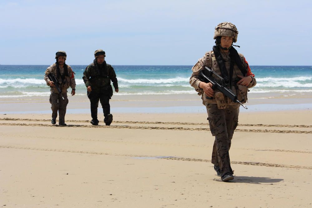 Desembarco con el 'puño ofensivo' de la Armada.