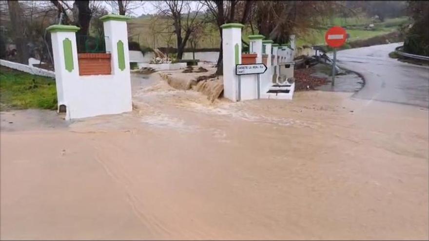 Desprendimientos de tierra en la MA-6401 y la A-367, en Cañete la Real