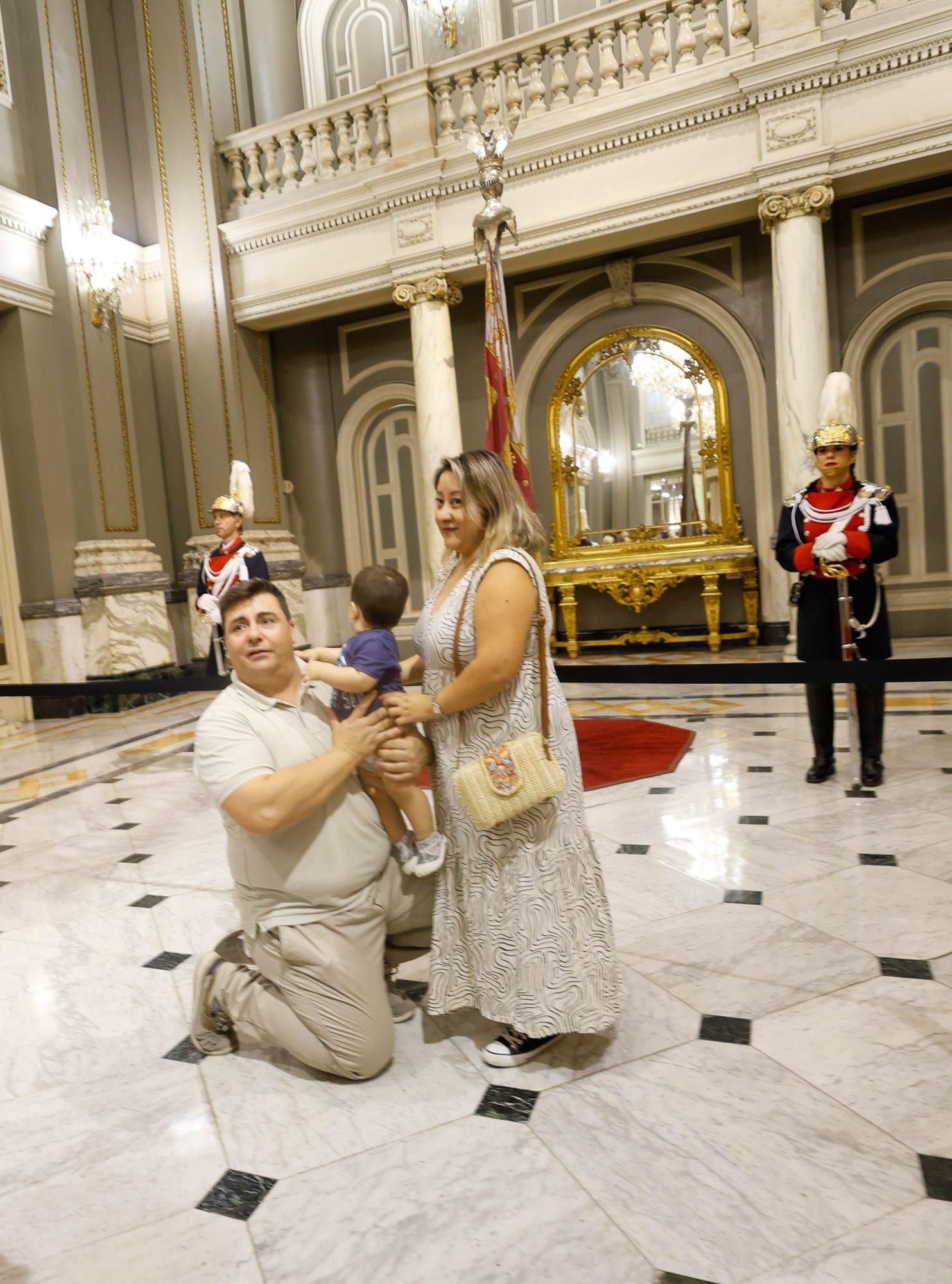 El centro se llena en vísperas del Nou d'Octubre para ver la Senyera