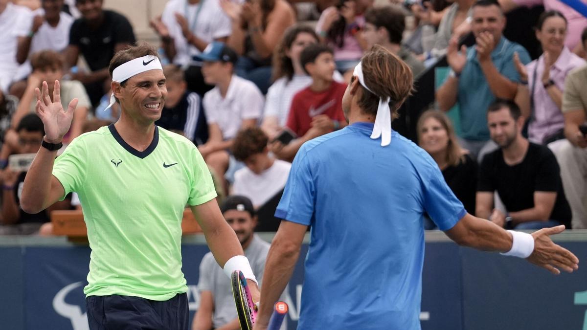 Rafa Nadal vuelve a jugar a tenis en una tarde de nostalgia