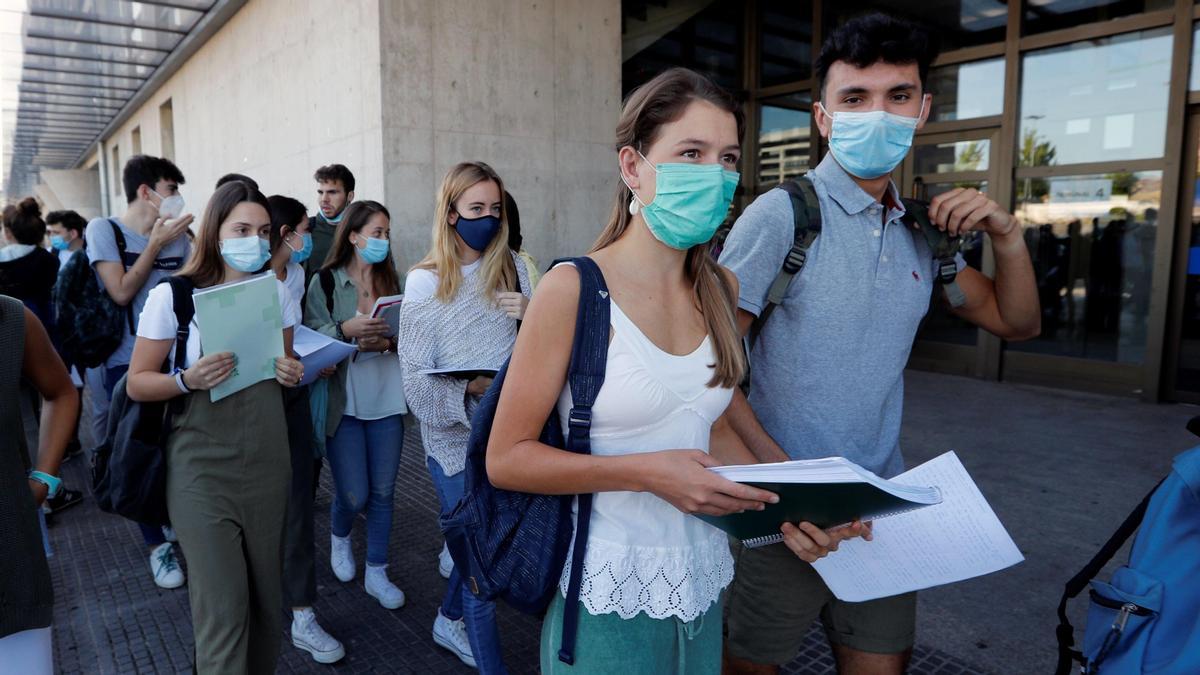 La institución sugiere la transmisión o grabación de clases por el profesorado.