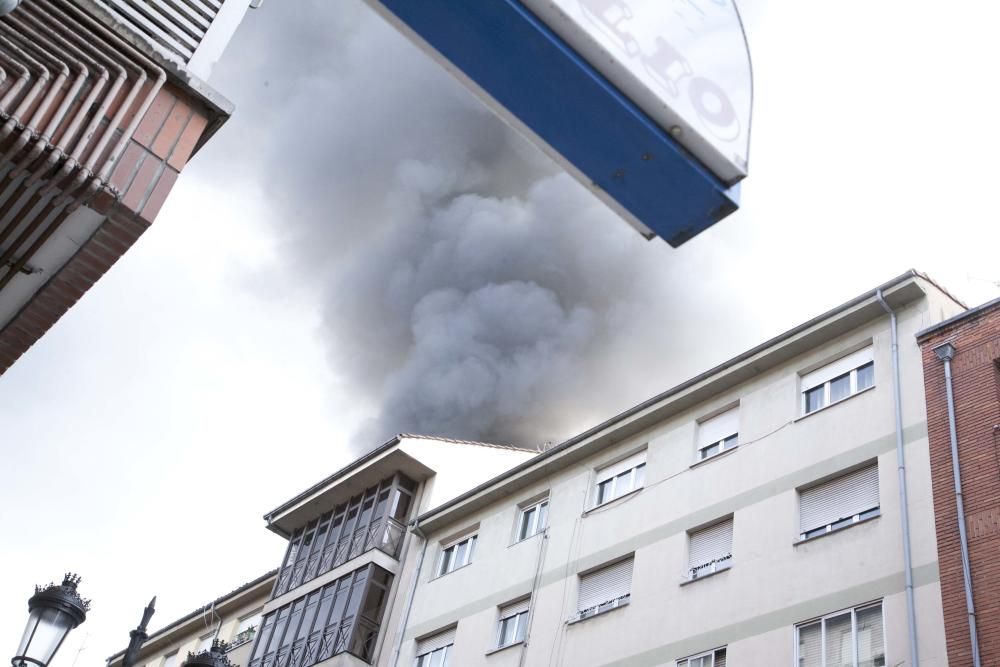 Incendio en un local de Oviedo