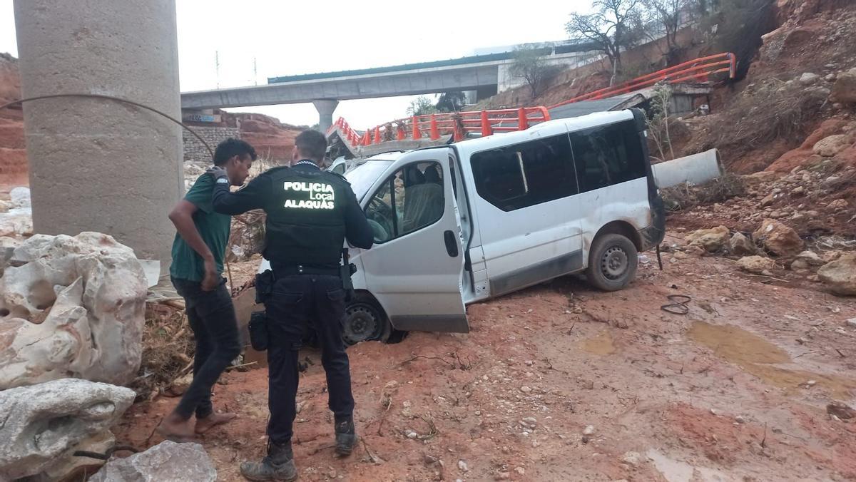 Un agente de la Policía de Alaquàs erescatando al hombre accidentado.