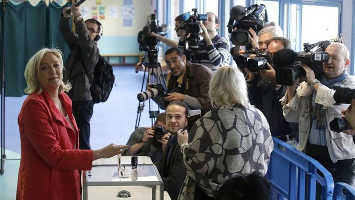 La candidata del Frente Nacional, Jean Marie Le Pen, tras votar en Henin-Beaumont.