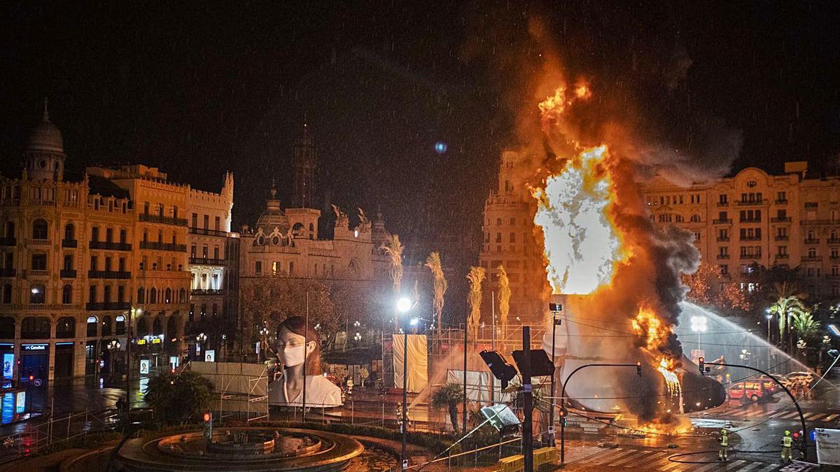 Cremà de la falla del Ayuntamiento de València a puerta cerrada por la covid, en 2020. | GERMÁN CABALLERO