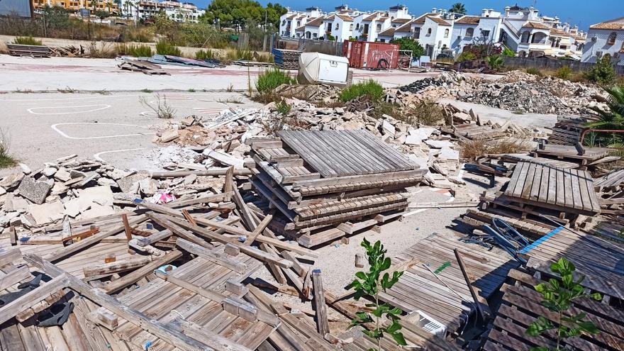 Así está la parcela que el Ayuntamiento quiere que albergue el Colegio Número 20 Dehesa de Campoamor en prefabricadas el próximo curso