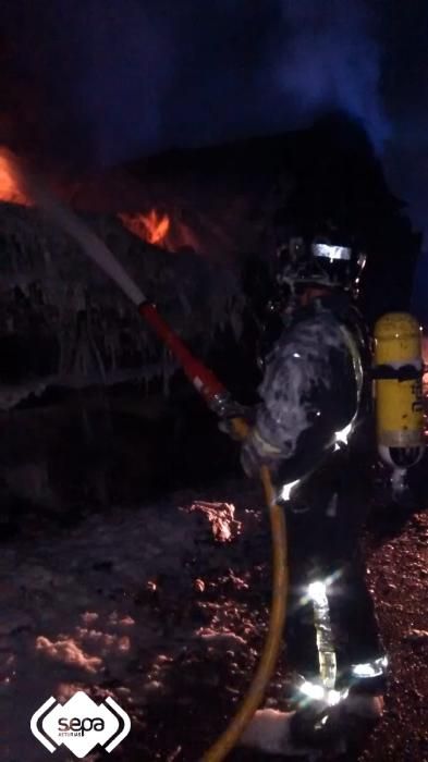 El incendio de un remolque obliga a cortar la Autovía del Cantábrico en Llanes