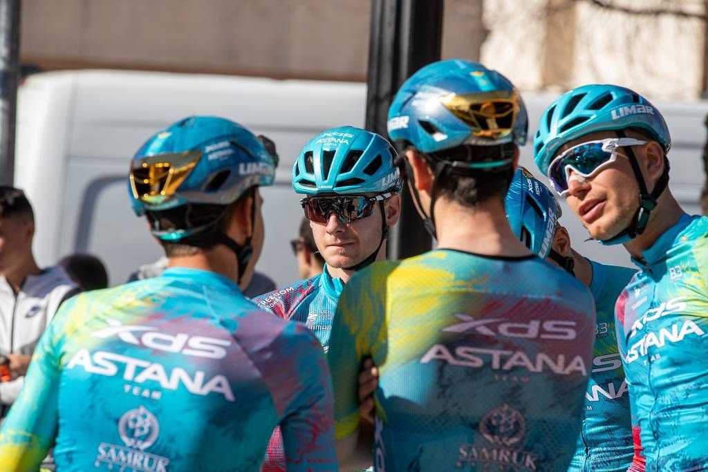 Vuelta Ciclista a Murcia: imágenes de la salida en Jumilla