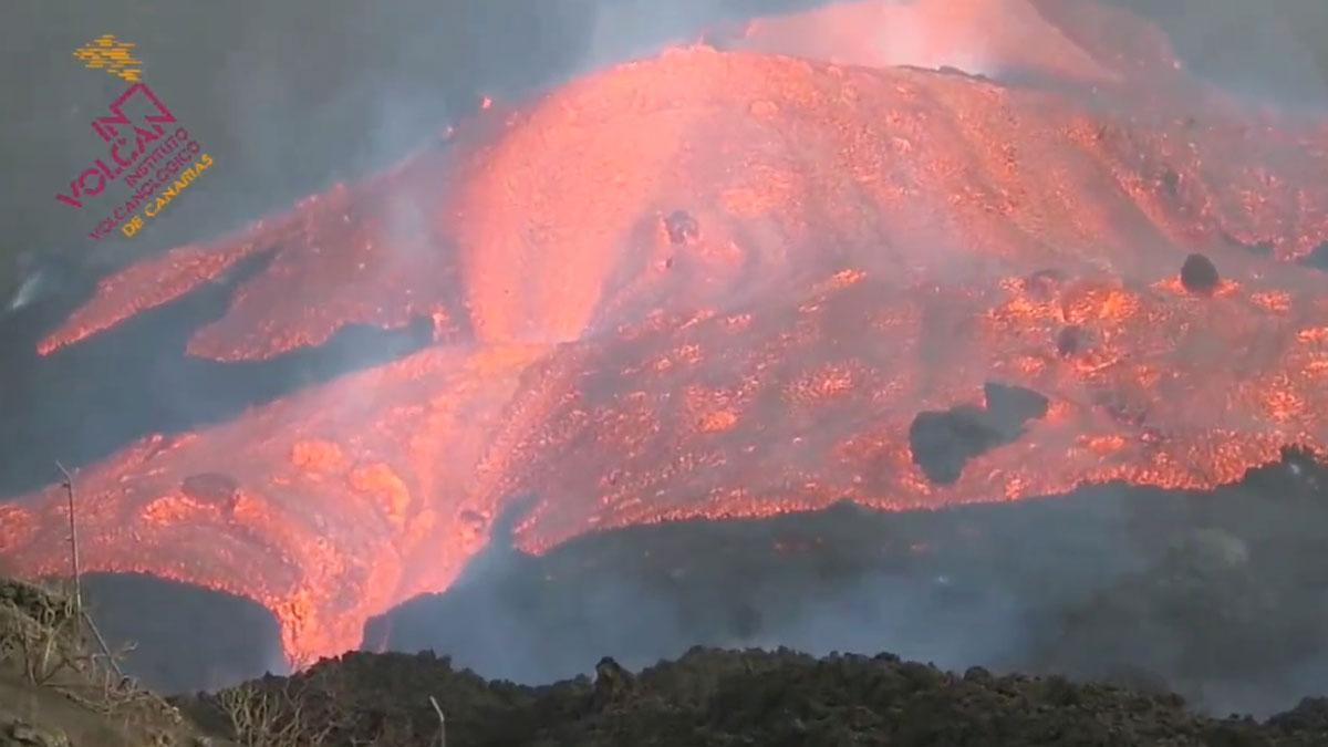 La lava baja a toda velocidad del volcán de La Palma