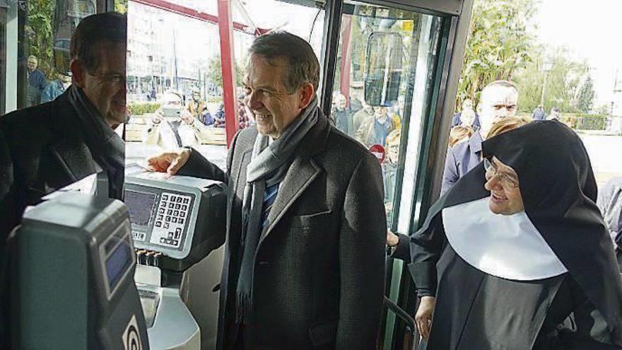 El alcalde subiendo al autobús junto a los primeros usuarios. // FdV