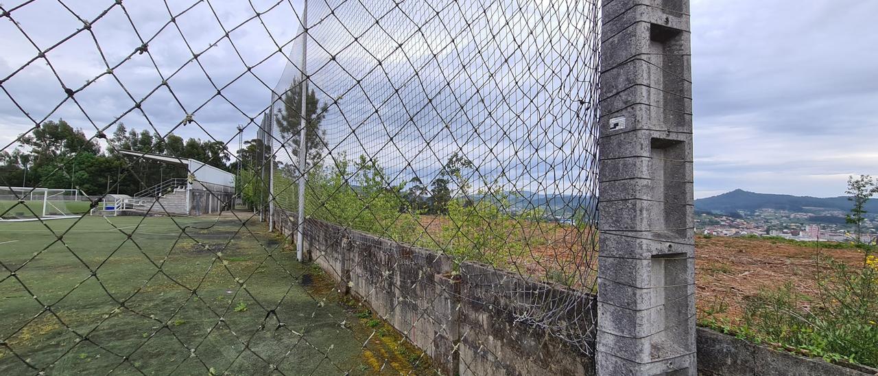 El desmonte realizado entre el campo de fútbol de Berdón y el barrio de A Torre.