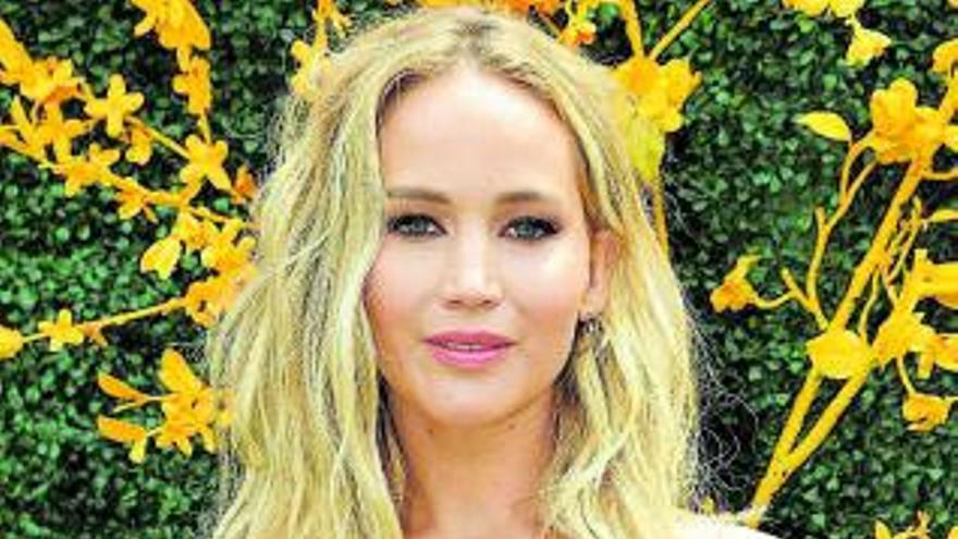  Jennifer Lawrence, entre papel y papel, volvía a echar una mano a su madre en la granja de Kentucky. |   // FARO