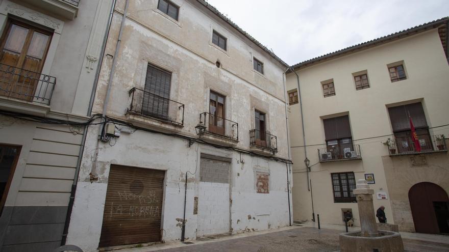 El largo olvido del histórico caserón de la plaza Roca de Xàtiva del siglo XVII