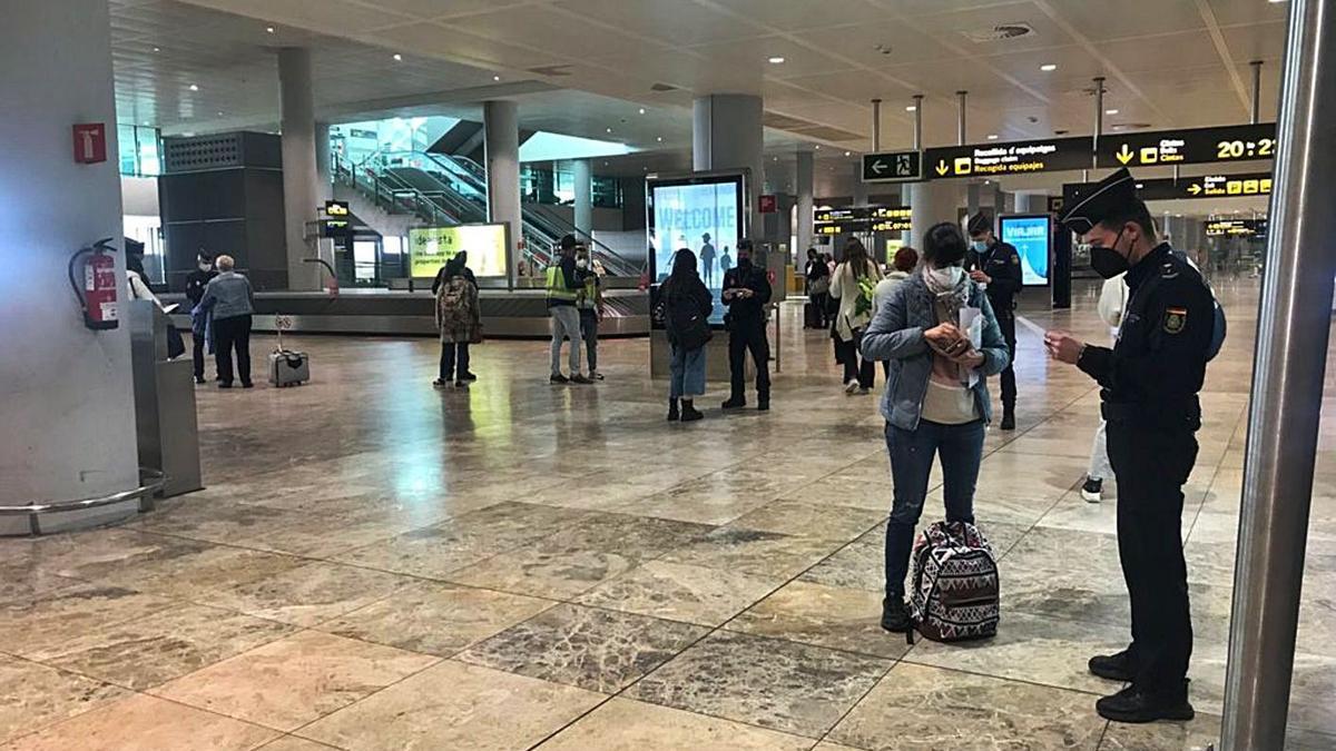 Control de pasajeros por la Policía Nacional el pasado fin de semana en el aeropuerto. | INFORMACIÓN