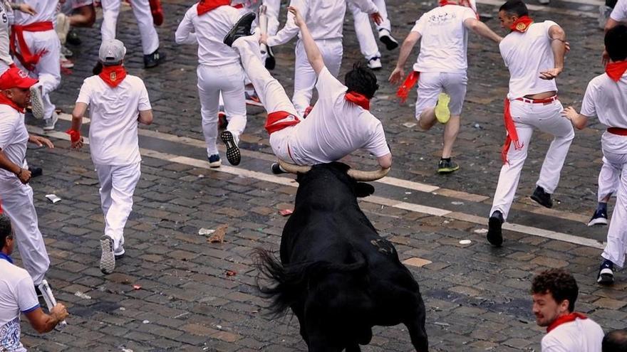 El primer encierro de San Fermín deja un herido por asta de toro