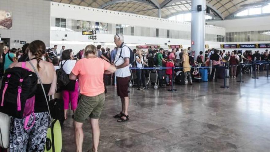 Pasajeros en la terminal del aeropuerto de El Altet, donde la actividad fue frenética durante toda la jornada pero sin que se registraran incidencias importantes.