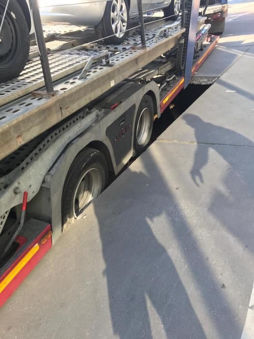Un trailer cargado de coches del concesionario de Opel ocasionó un boquete en la calzada y tuvo que ser rescatado por una grúa de grandes dimensiones