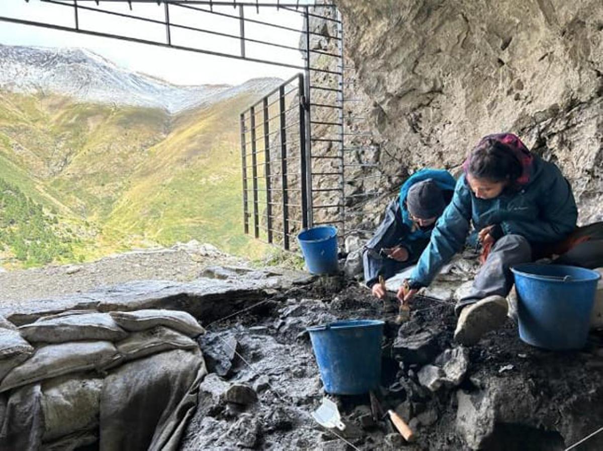 Les imatges de l'equip treballant a la Cova 338, a la vall de Núria. Les imatges de l'equip treballant a la Cova 338, a la vall de Núria.