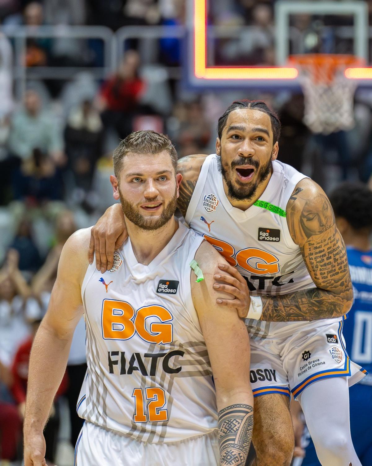 Geben i Livingston celebrant la victòria contra el Burgos... vestits de blanc