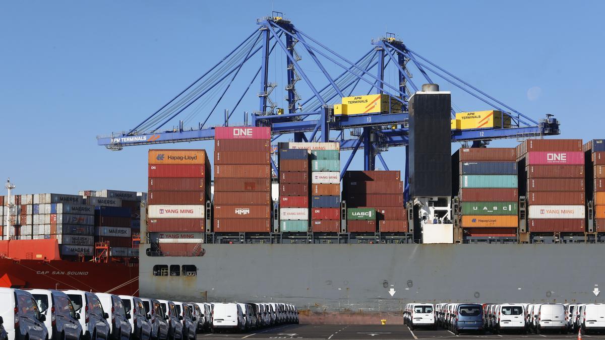 Buques atracados en la terminal del Maersk del Puerto de València.