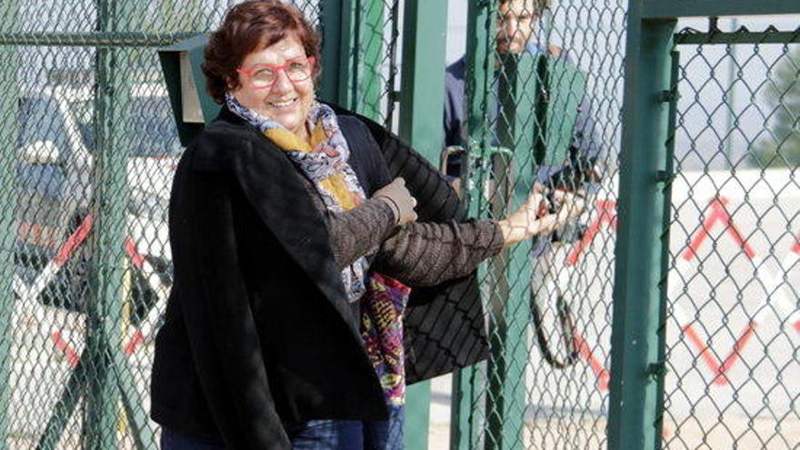 Dolors Bassa sortint de la presó el 17 de febrer