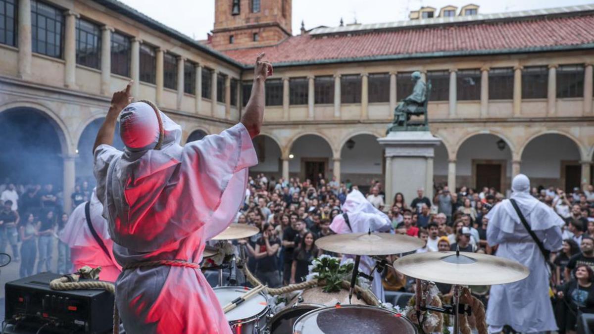 «El altar del holocausto», durante su actuación en Oviedo. | Irma Collín