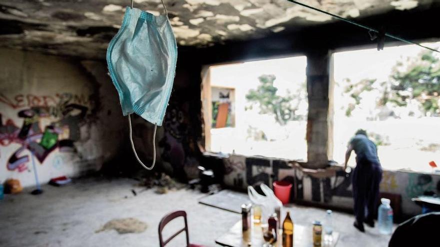 Un hombre, en el asentamiento de la calle Actriz Pepita Serrador de València.