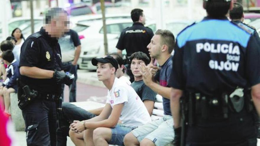 Policía Nacional y Local con los aficionados genoveses.