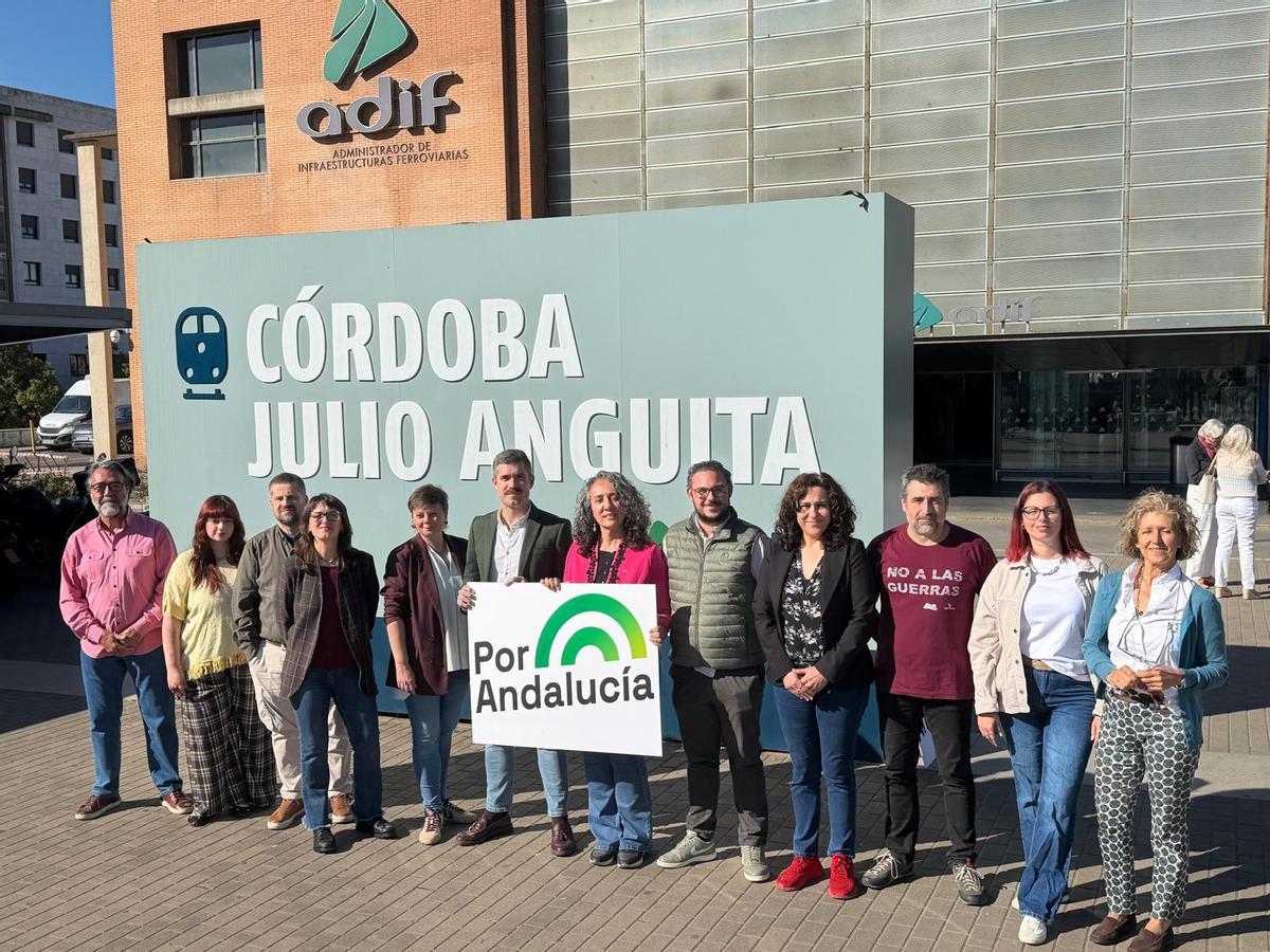 Candidatura de Por Andalucía, junto a la estación de trenes Córdoba-Julio Anguita.