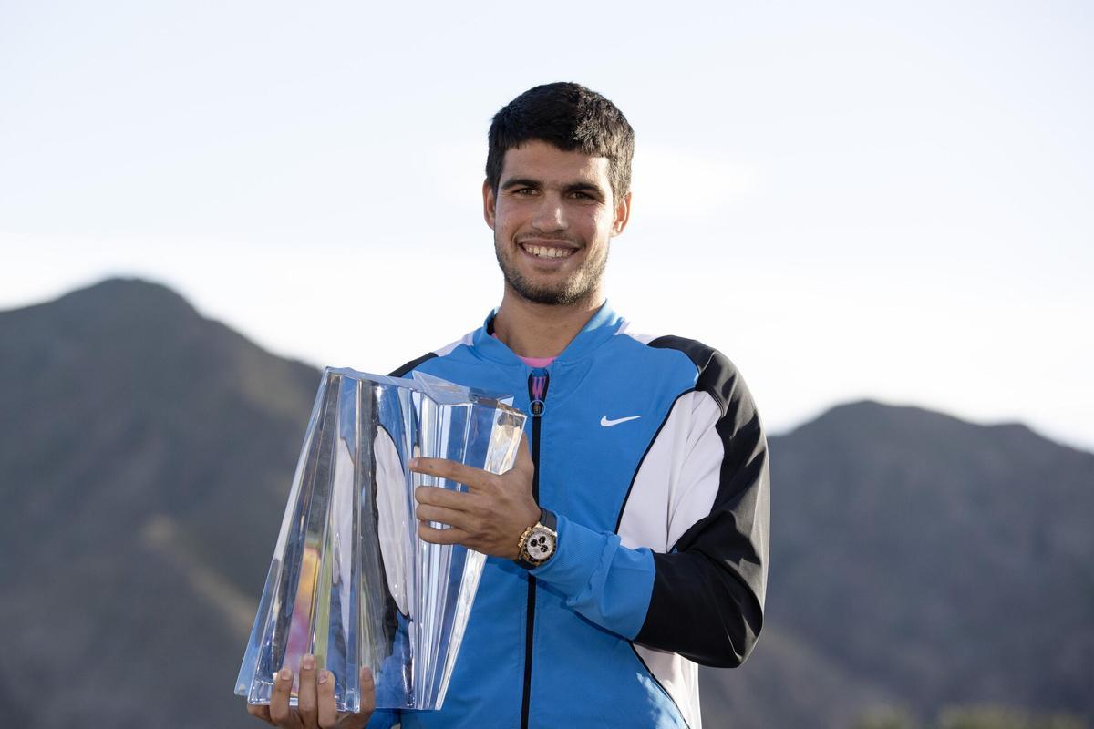 Alcaraz con el trofeo de Indian Wells 2024 después de ganar la final a Medvedev