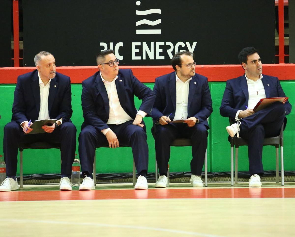 Diego Epifanio junto a su cuerpo técnico en la pista del Grupo Alega Cantabria.