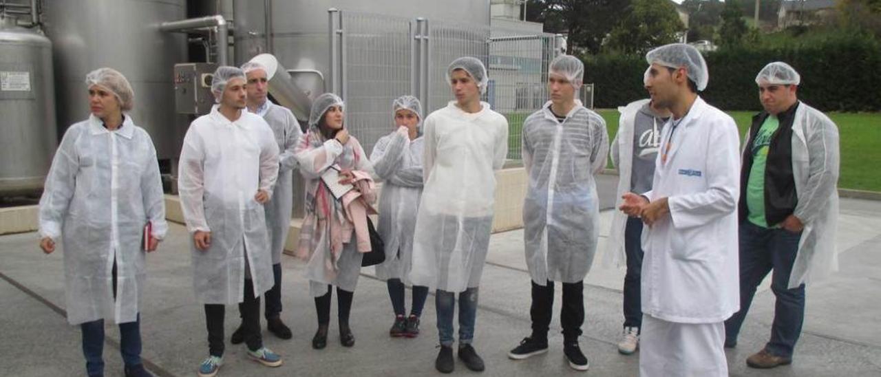 El grupo, durante la visita a las instalaciones de Reny Picot, en Navia.