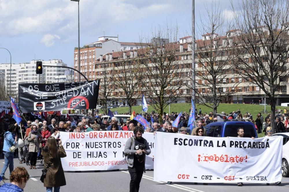 Los sindicatos minoritarios reclaman en Gijón políticas contra la precariedad