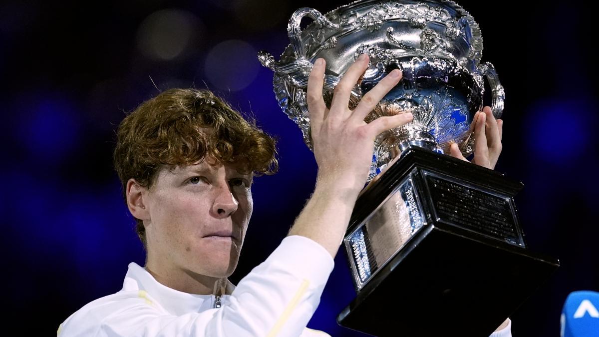 Jannik Sinner con el trofeo de campeón en el Open de Australia