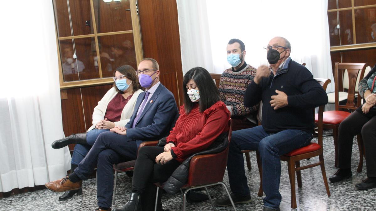 Ernest Blanch, Ruth Sanz y Ana Edo, junto a otros militantes socialistas, han estado entre el público en el pleno de reprobación en Vinaròs.