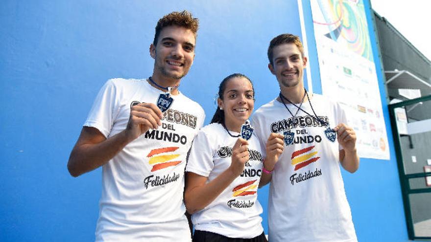 De izquierda a derecha: Eduardo Acosta, Lucía Pérez y Gustavo Vidal, en la cancha del Real Club Náutico de Tenerife.